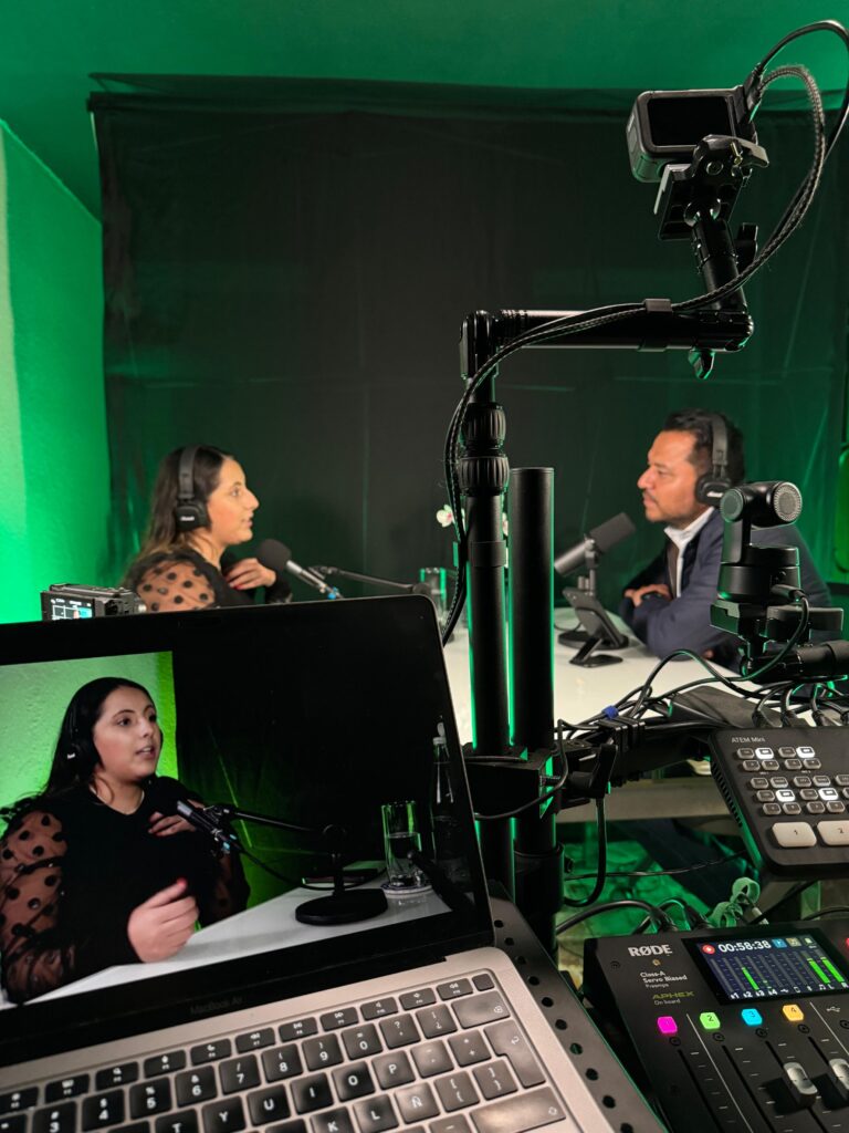 Integrantes de Rearvora durante una entrevista en un set de producción
