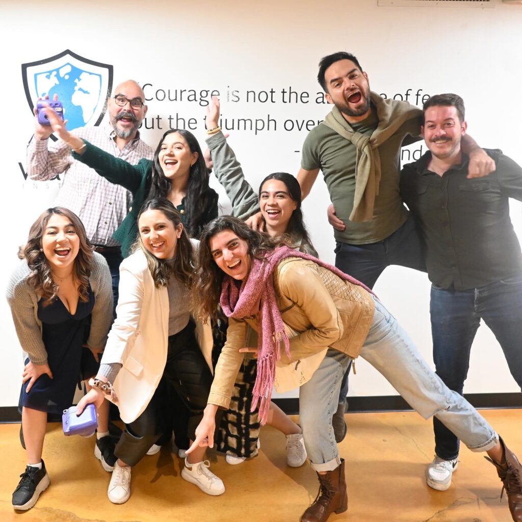 Equipo de Rearvora celebrando al aire libre