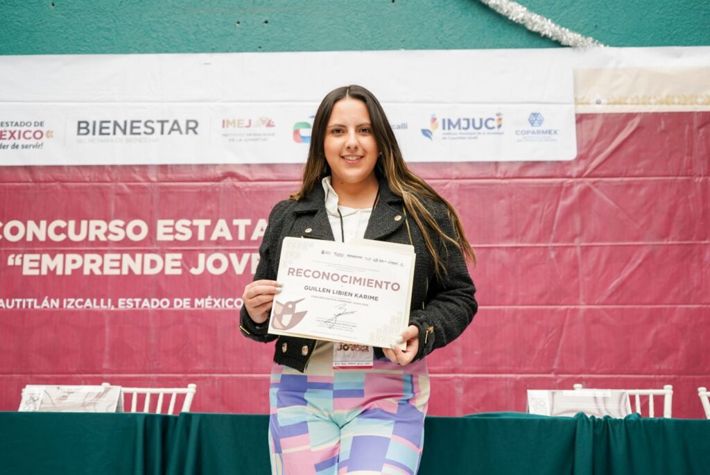 Karime Guillen con un reconocimiento en el evento Emprende Joven