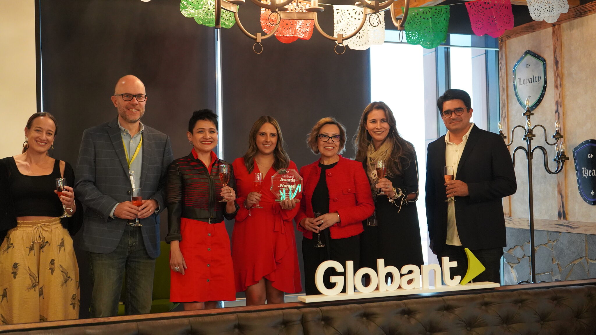 Equipo de Rearvora recibiendo un reconocimiento en los premios Globant