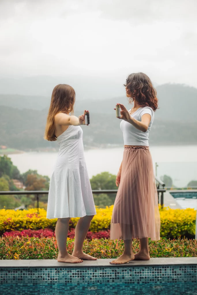 Dos mujeres junto a un lago sosteniendo productos Rearvora