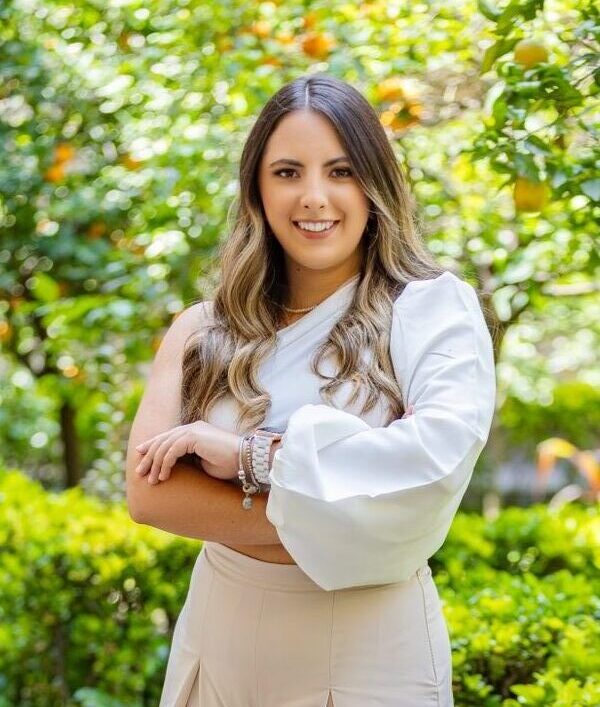 Karime Guillen, fundadora de Rearvora, con bata blanca en un entorno natural