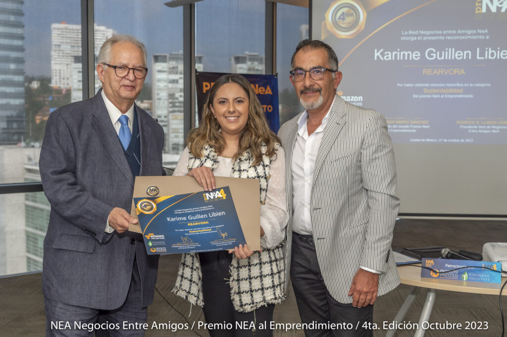 Karime Guillen recibiendo un reconocimiento al emprendimiento
