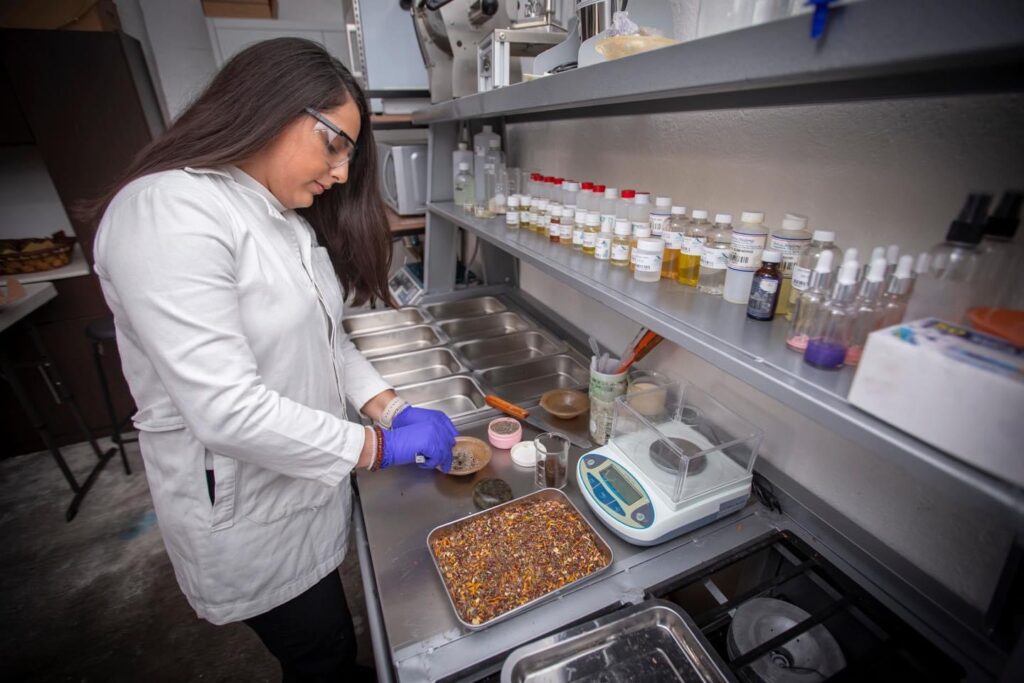 Integrante de Rearvora pesando ingredientes en el laboratorio
