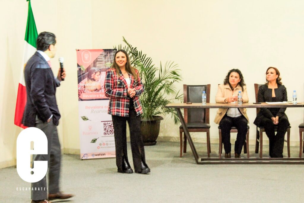 Fundadora de Rearvora durante una presentación en un evento